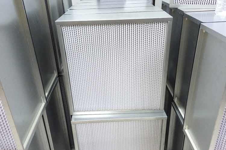 有隔板高效過濾器分為紙隔板高效過濾器、鋁箔隔板高效過濾器和耐高溫有隔板過濾器